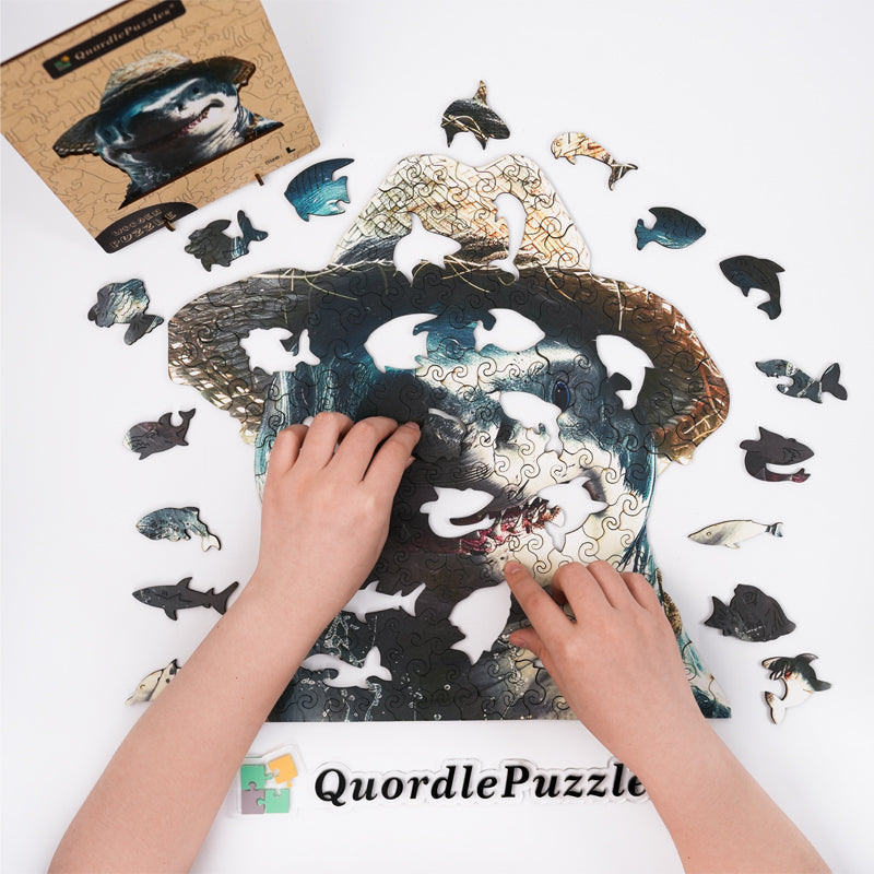 Drewniana układanka rekin w słomkowym kapeluszu